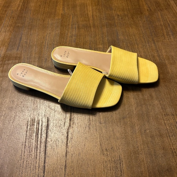 a new day Yellow Snakeskin Slip On Sandals Size 9 NWOT - Picture 6 of 6